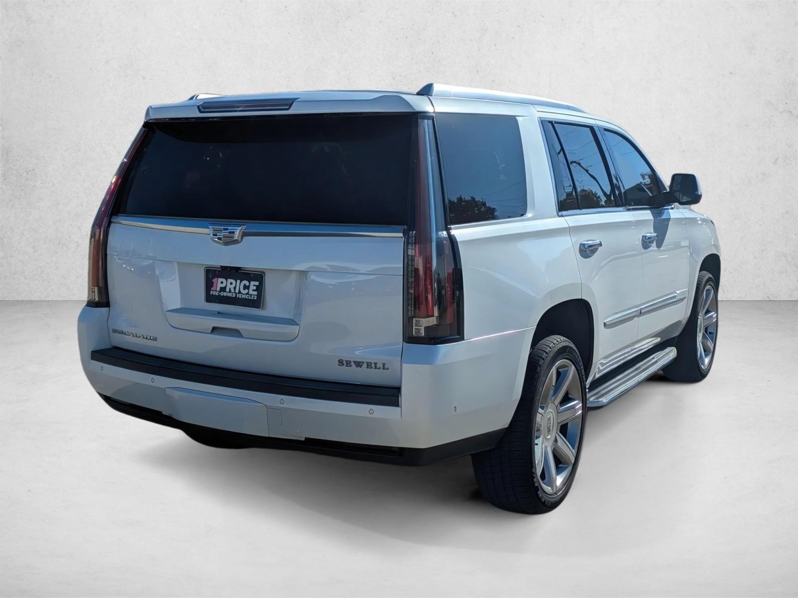 2017 Cadillac Escalade Luxury photo 3