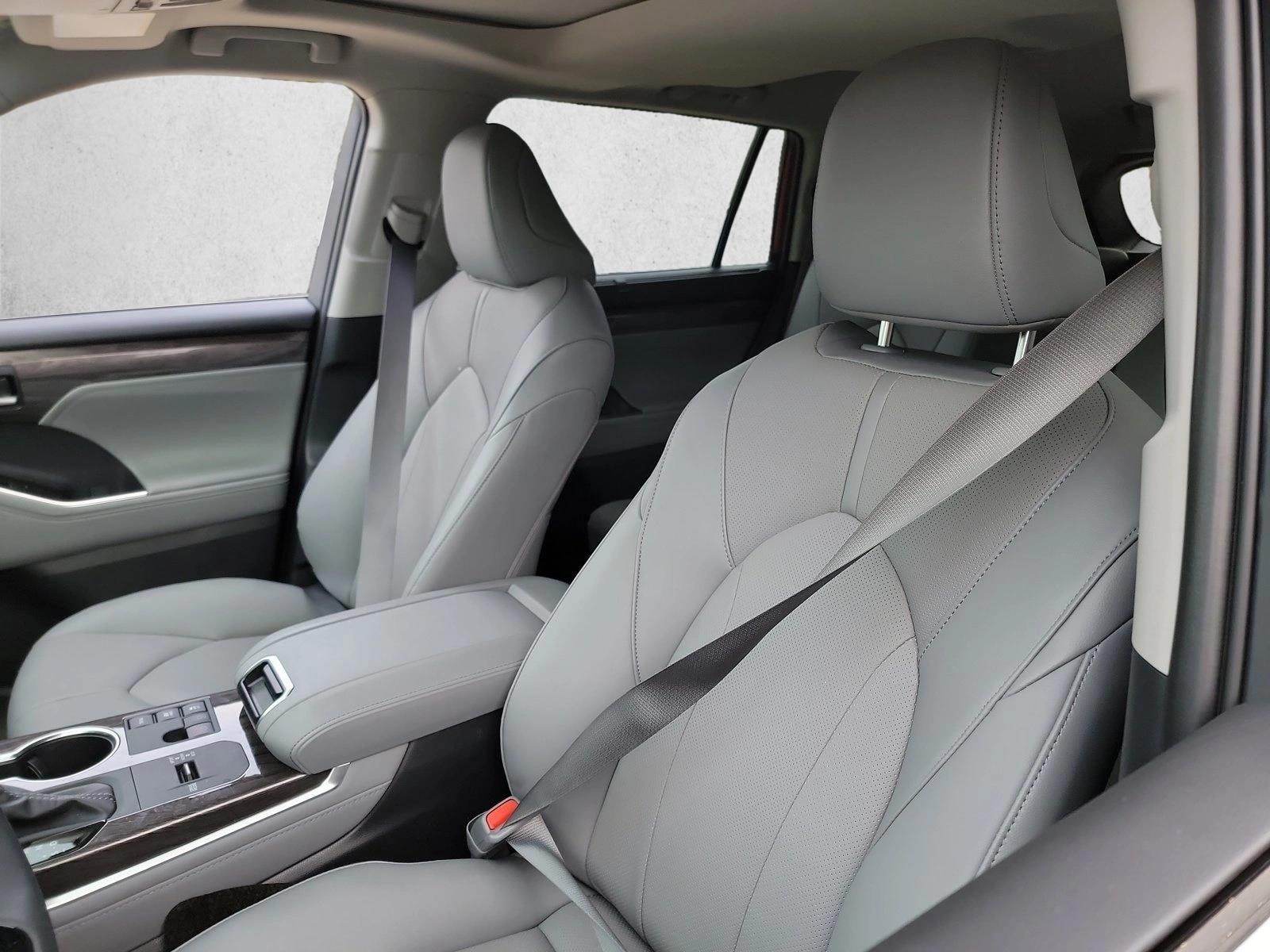 2026 Toyota Highlander Limited - Photo 13