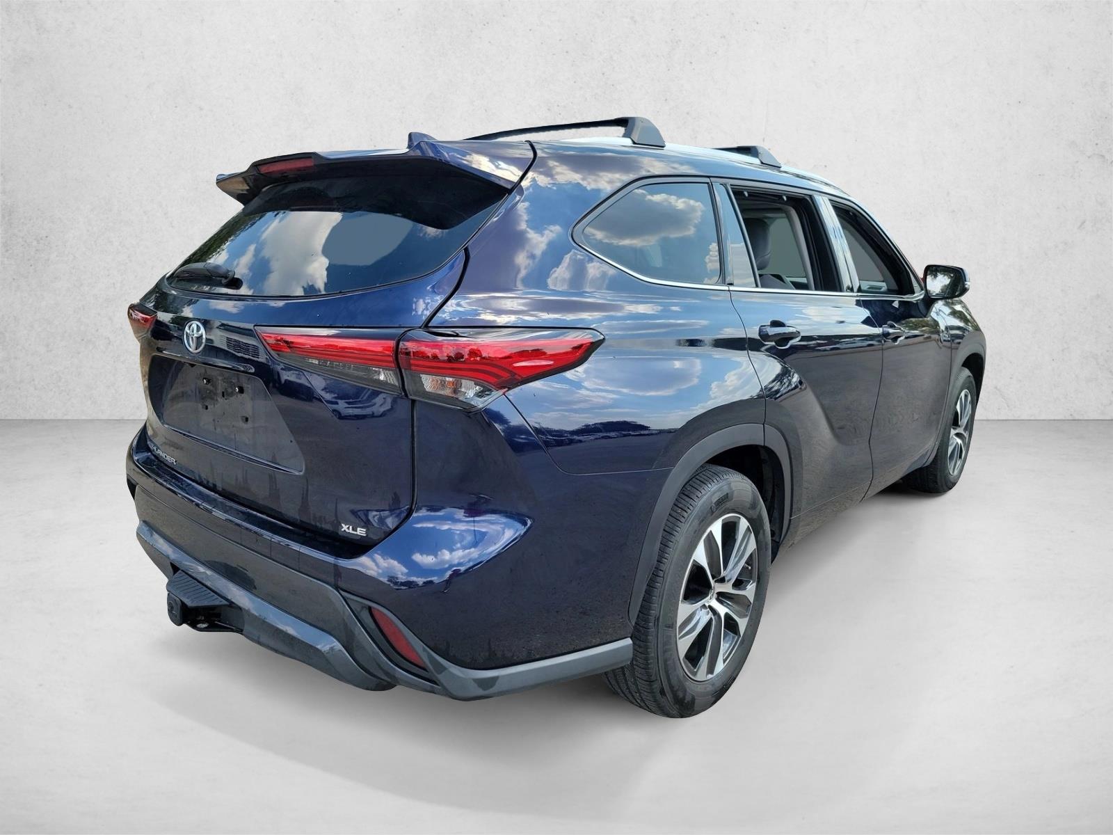 2021 Toyota Highlander XLE photo 3