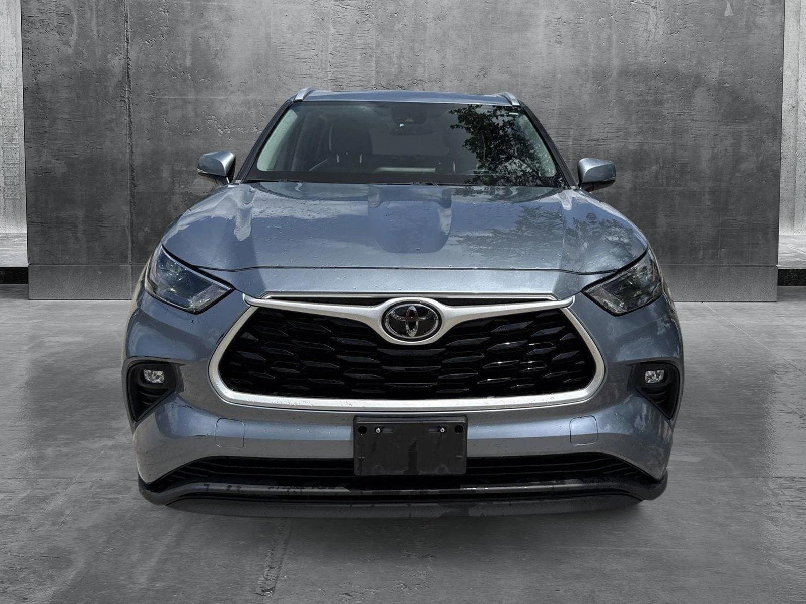 Used 2022 Toyota Highlander XLE with VIN 5TDGZRAH3NS108792 for sale in Austin, TX
