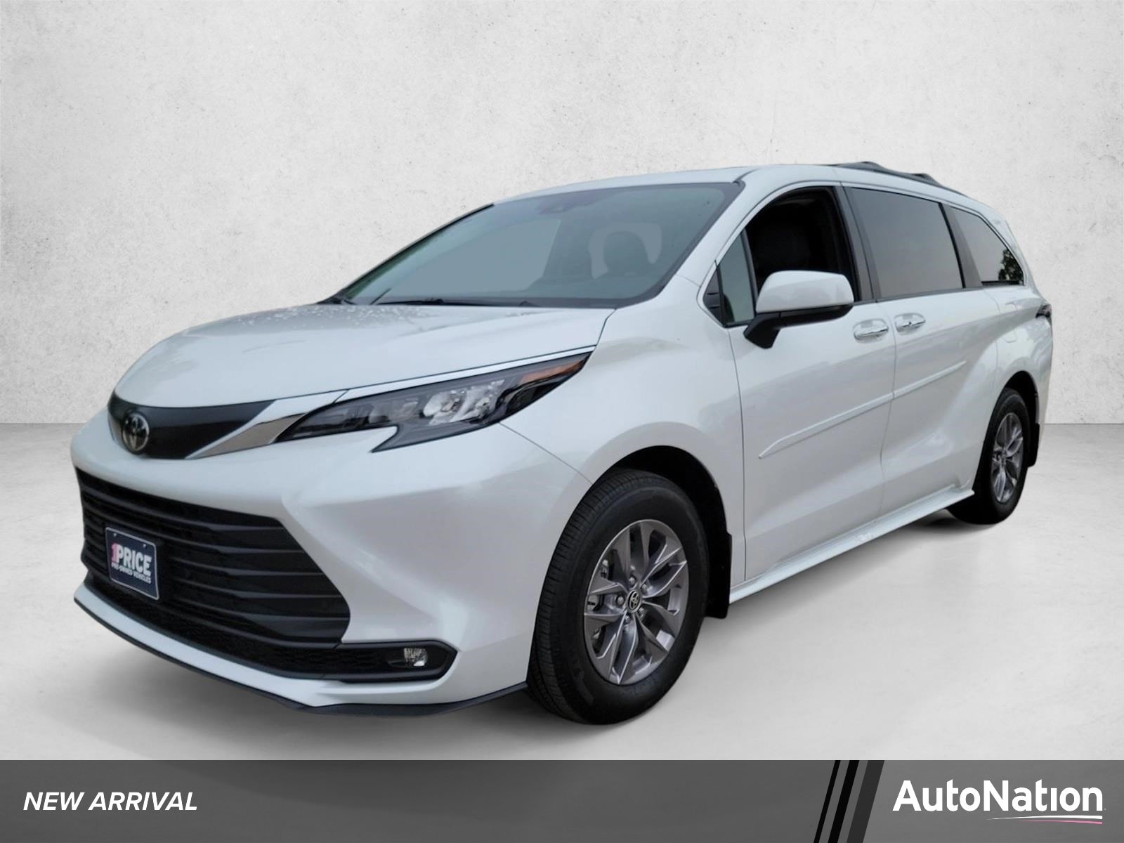 2026 Toyota Sienna XLE 8-Passenger Hybrid FWD's photo