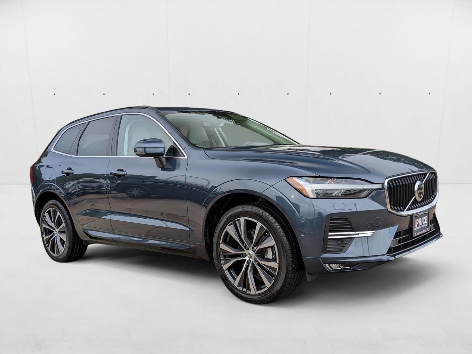 2022 Volvo XC60 B5 Momentum photo 3