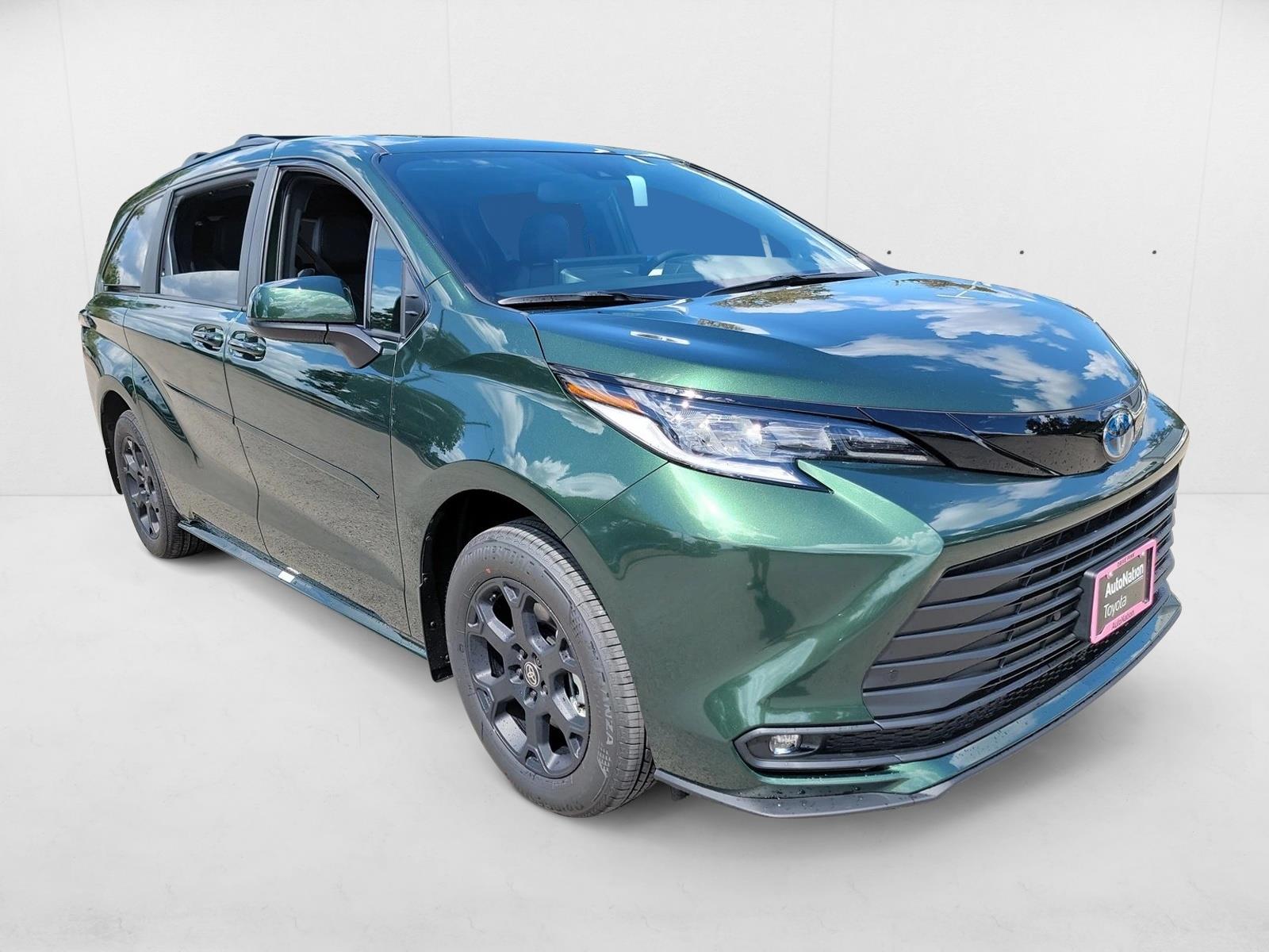 2025 Toyota Sienna Woodland Edition photo 3