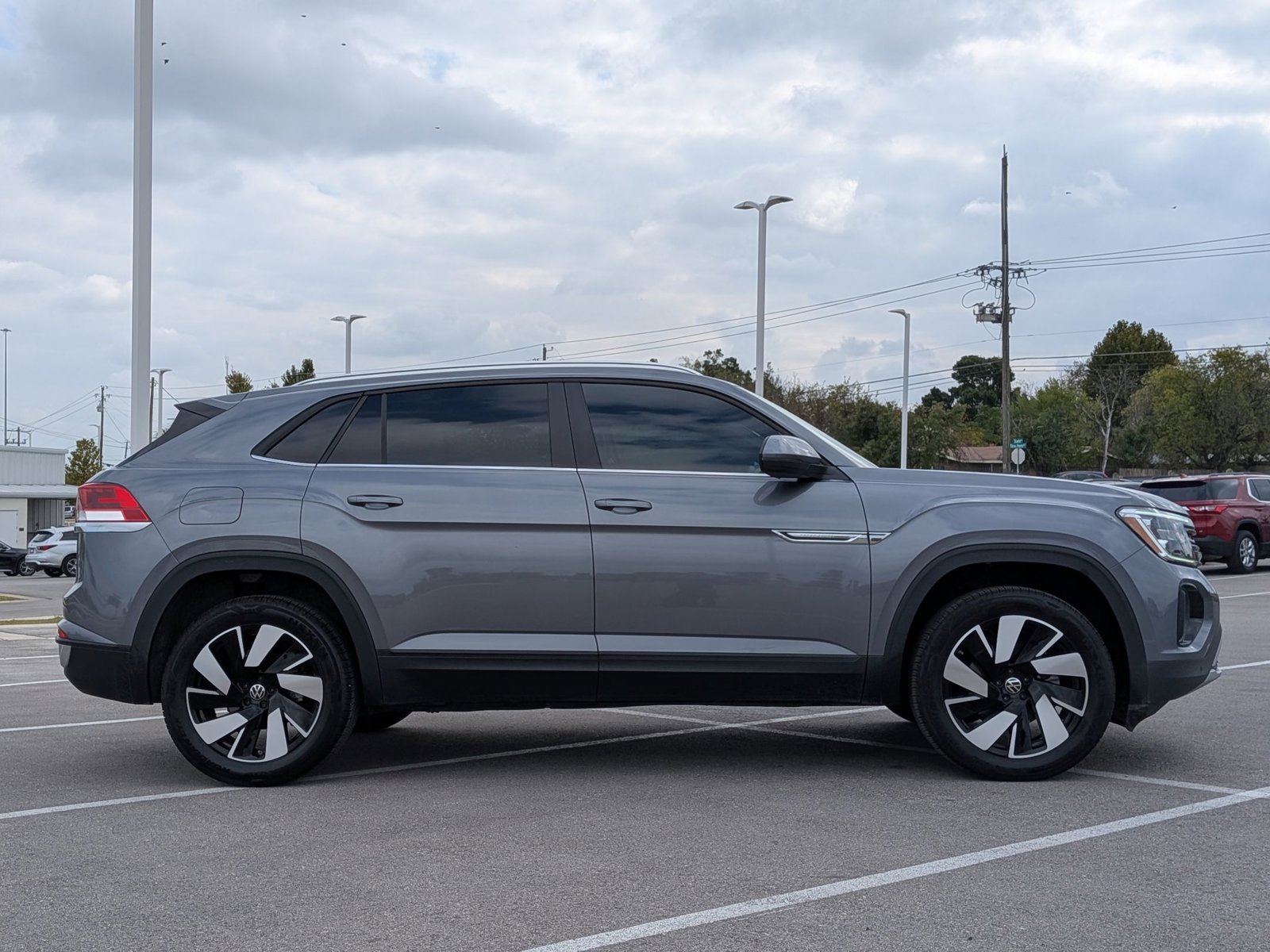 2024 Volkswagen Atlas Cross Sport SE Technology photo 2