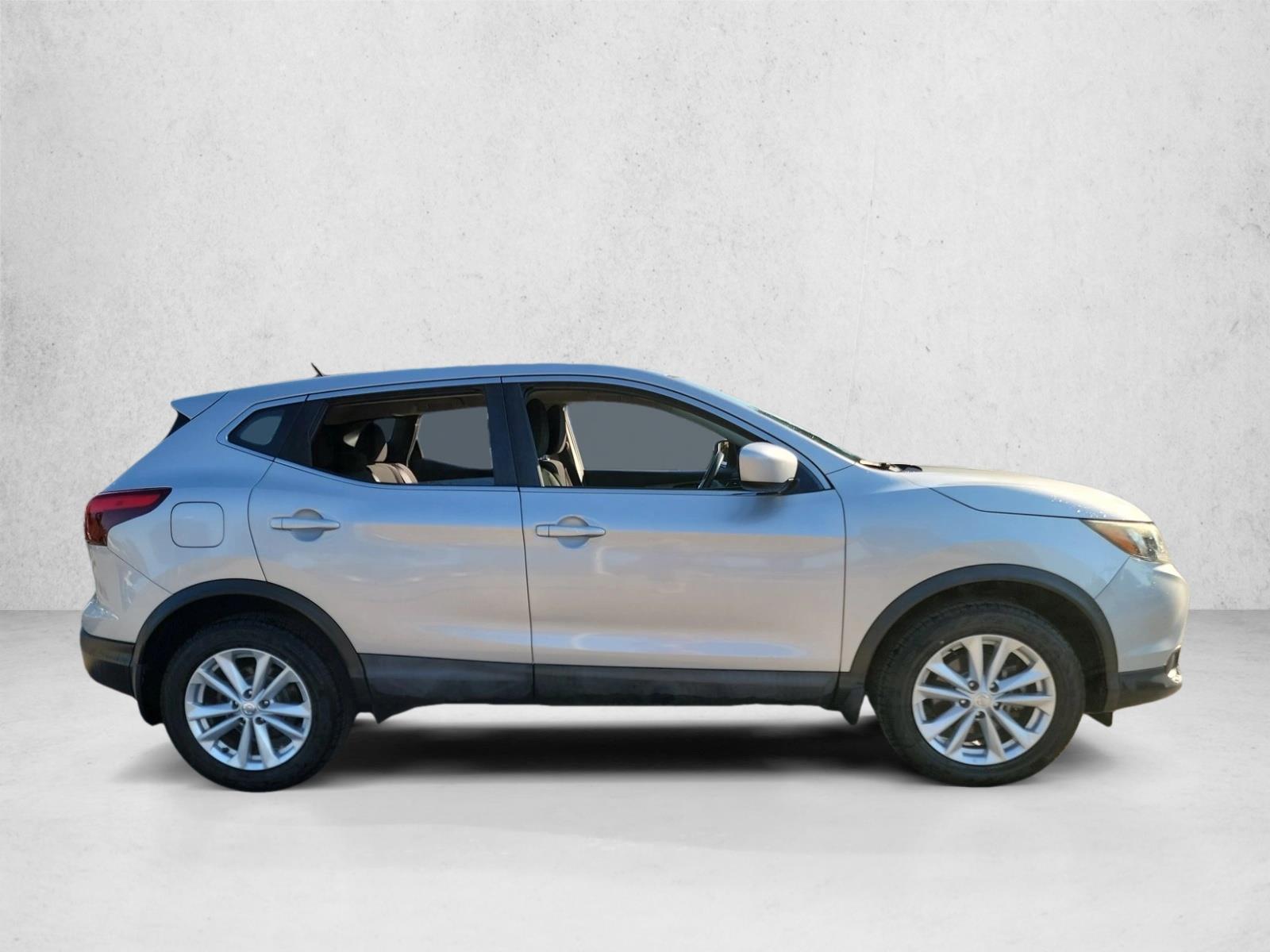 2017 Nissan Rogue Sport S photo 4