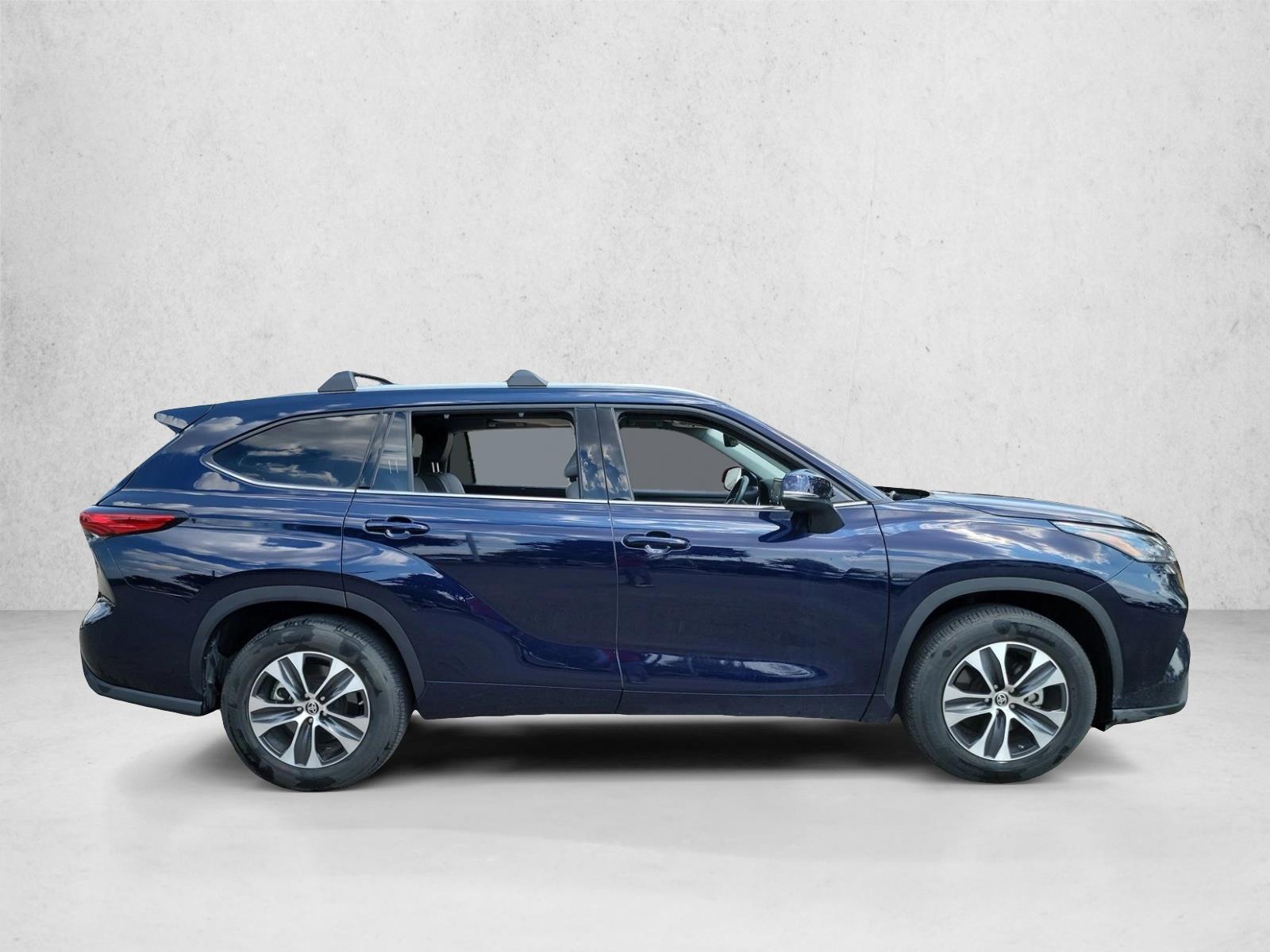 2021 Toyota Highlander XLE photo 2