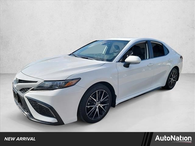 2022 Toyota Camry SE's photo