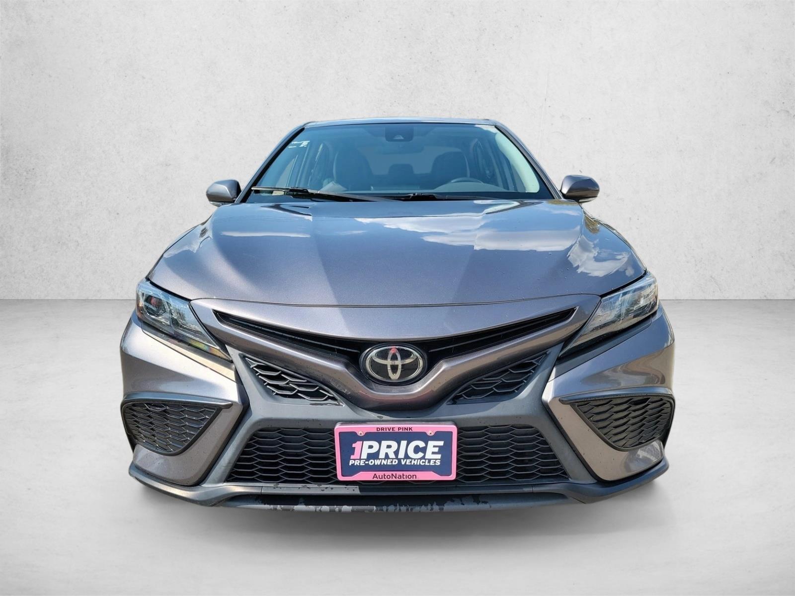 2022 Toyota Camry SE photo 2