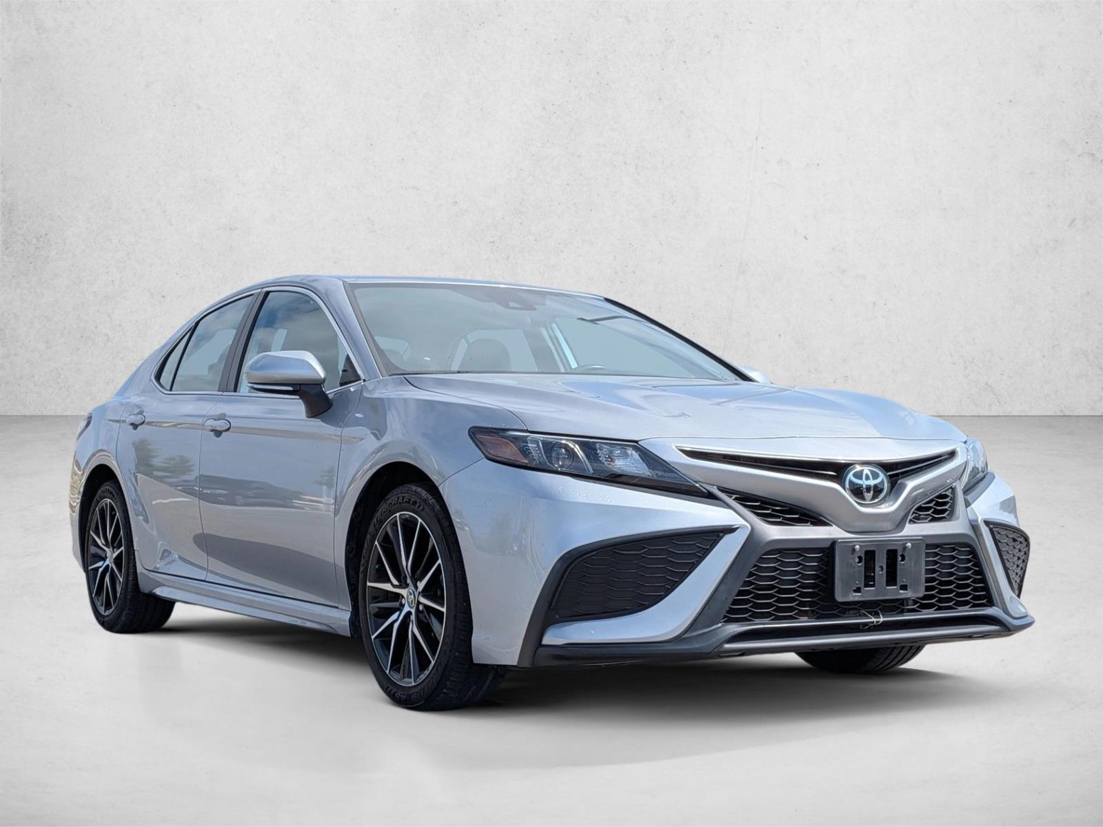 2021 Toyota Camry SE photo 3