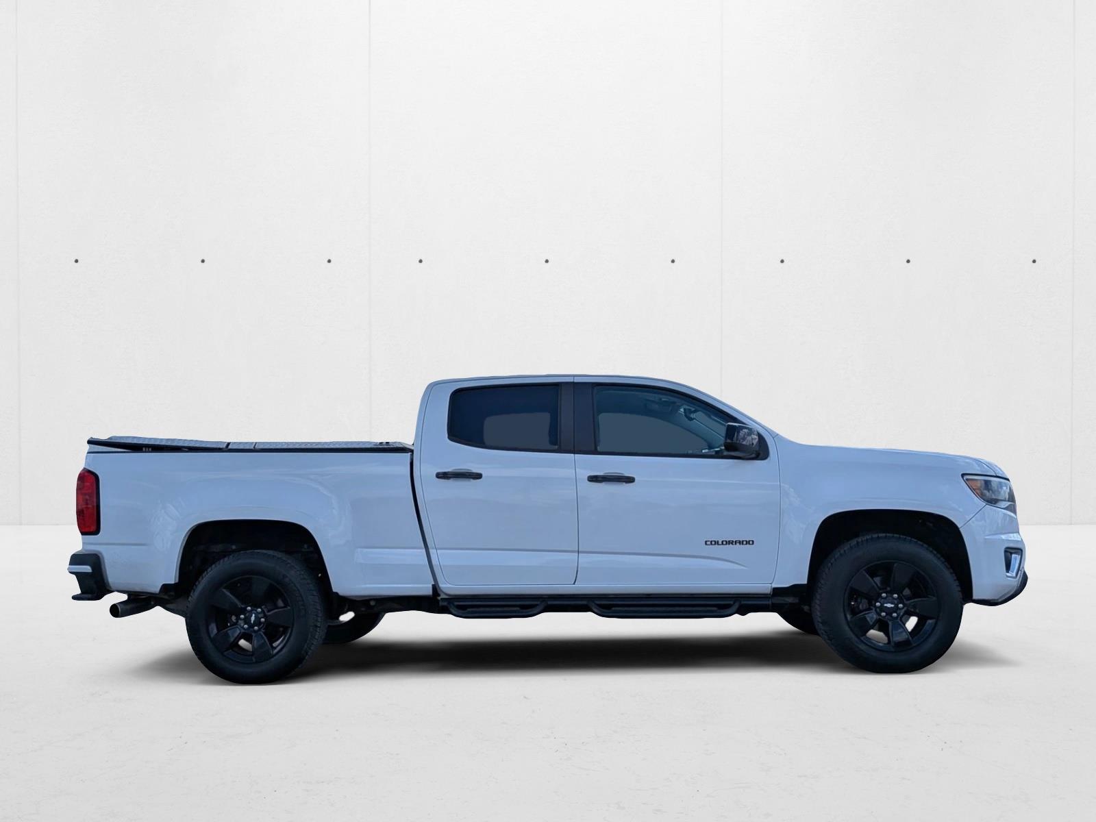 2017 Chevrolet Colorado LT photo 2