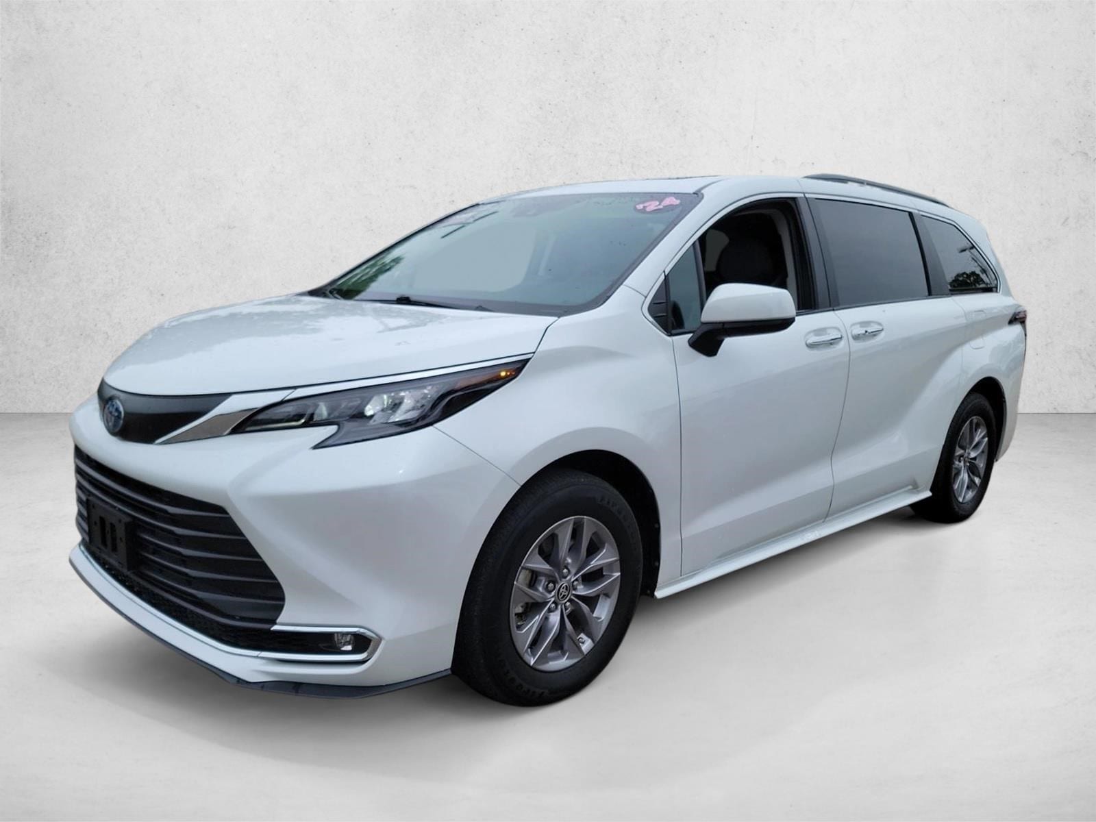 2024 Toyota Sienna XLE 8-Passenger Hybrid FWD's photo