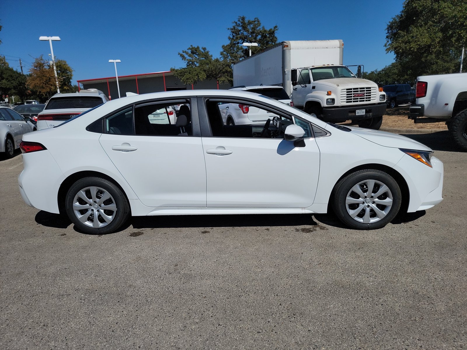 2025 Toyota Corolla LE photo 4