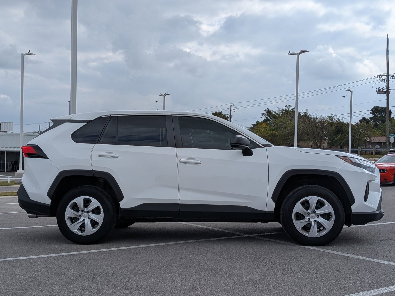 2023 Toyota RAV4 LE photo 3