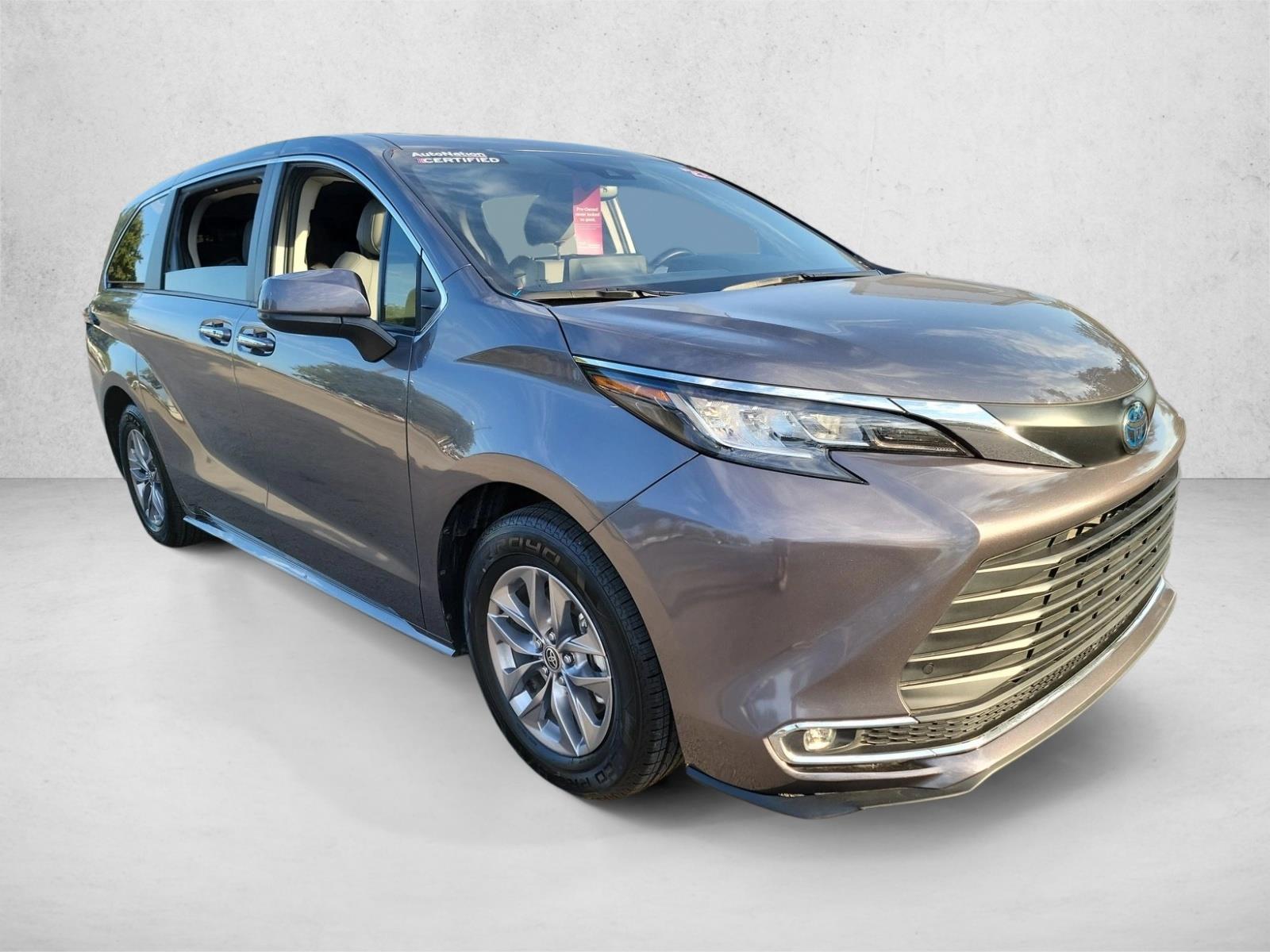 2023 Toyota Sienna XLE photo 3