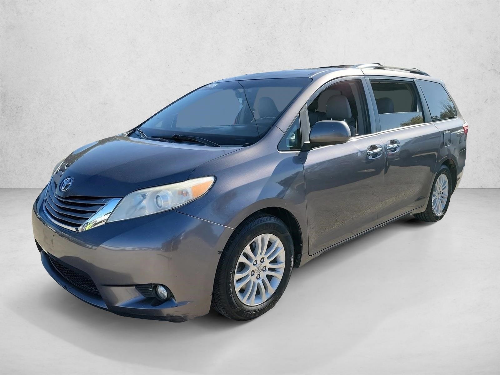 2015 Toyota Sienna XLE's photo
