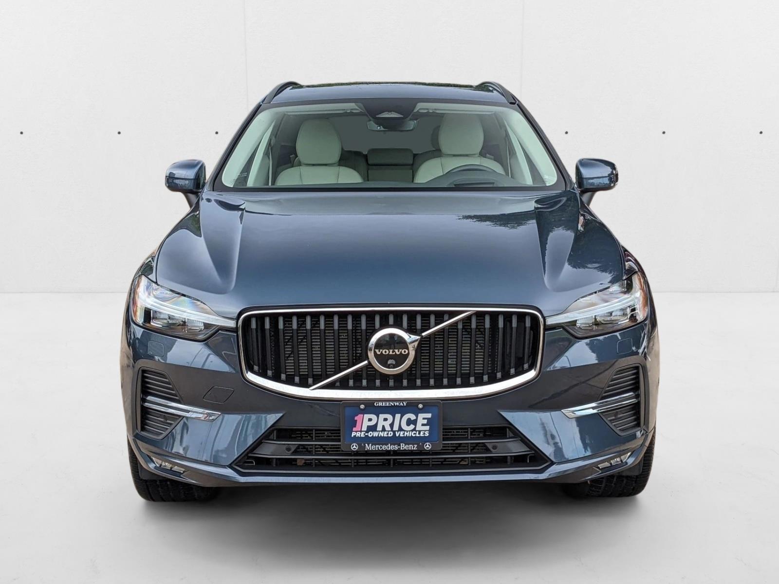 2022 Volvo XC60 B5 Momentum photo 2