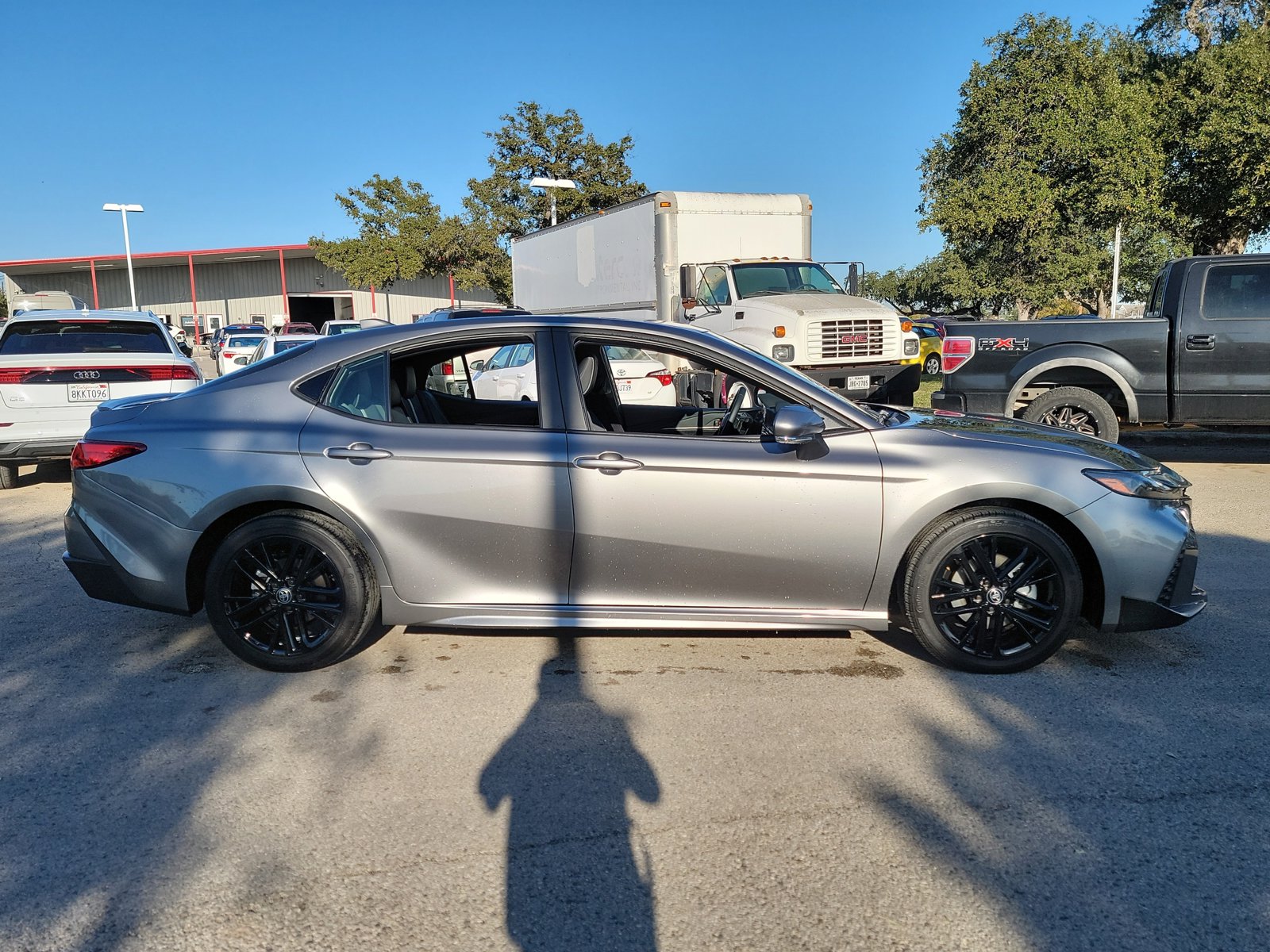 2025 Toyota Camry SE photo 4