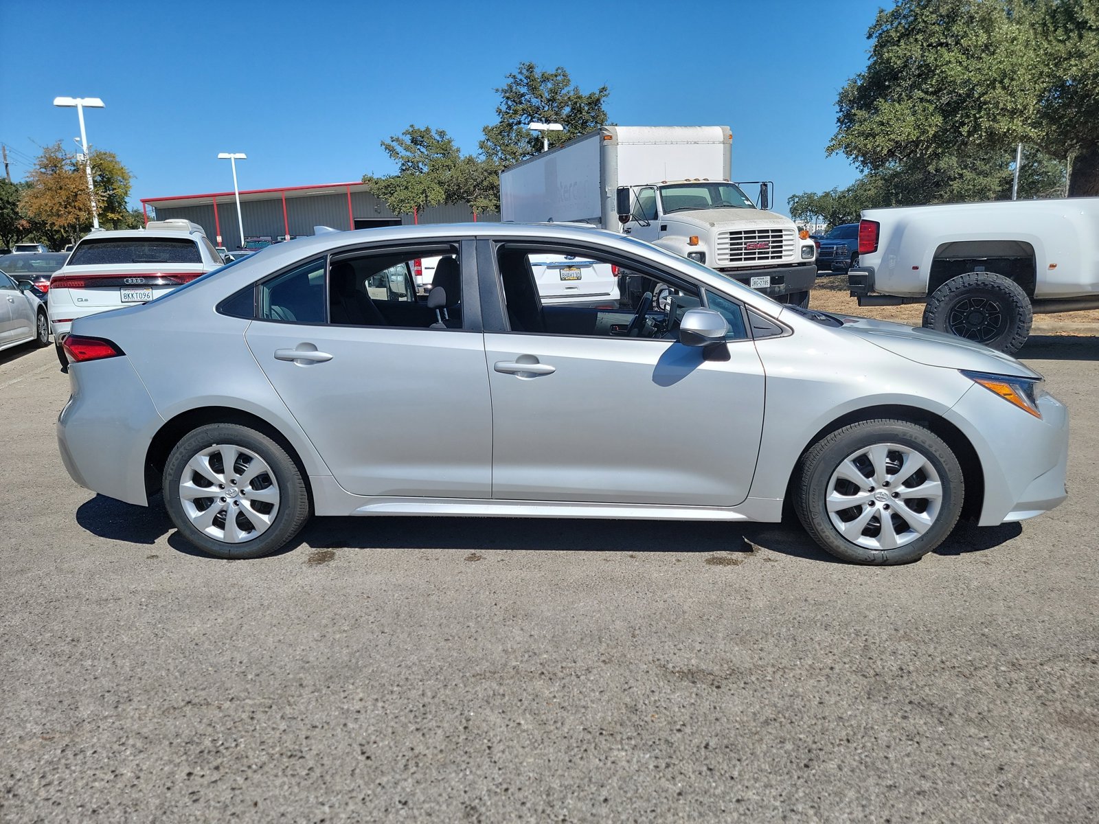 2025 Toyota Corolla LE photo 4