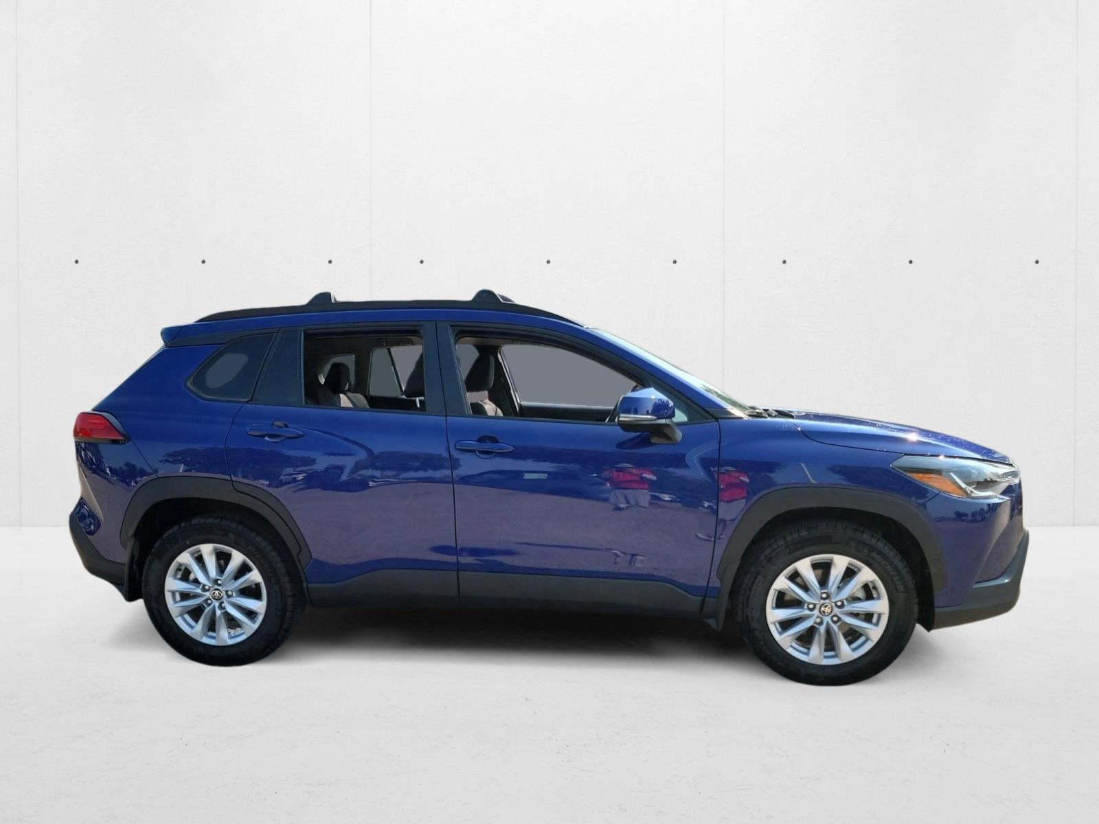 2024 Toyota Corolla Cross LE photo 4
