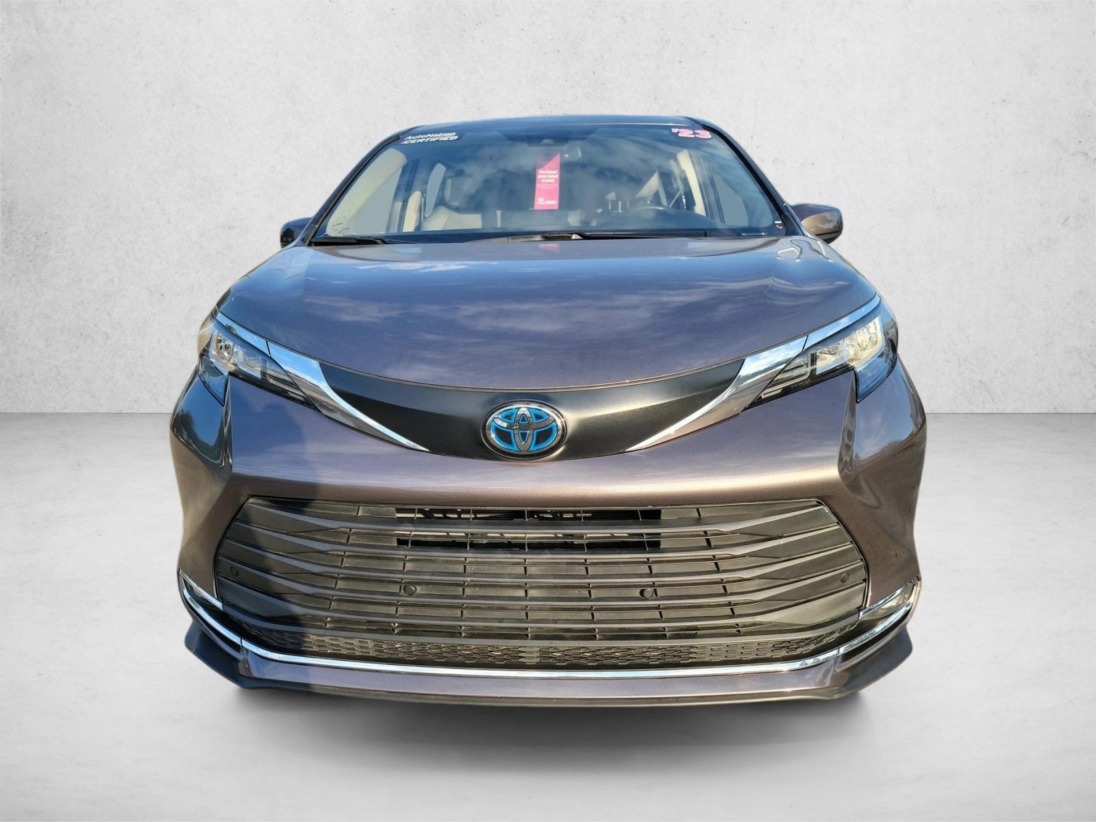 2023 Toyota Sienna XLE photo 2