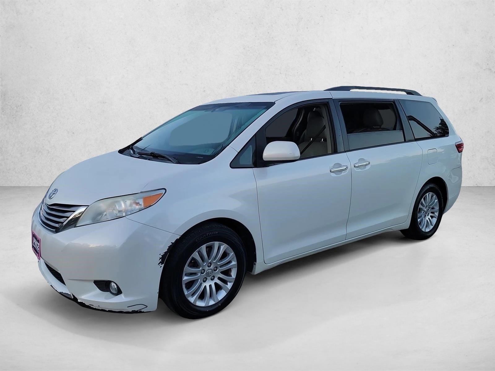 2016 Toyota Sienna XLE's photo