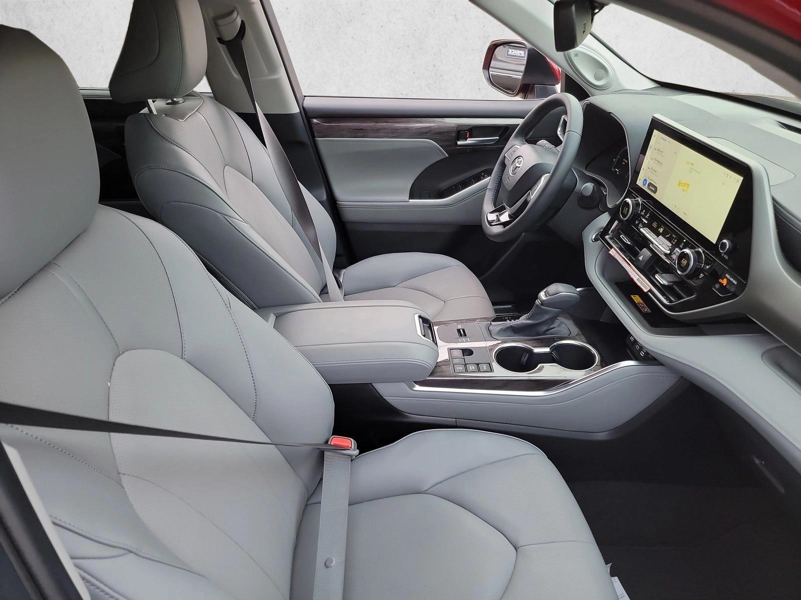2026 Toyota Highlander Limited - Photo 15