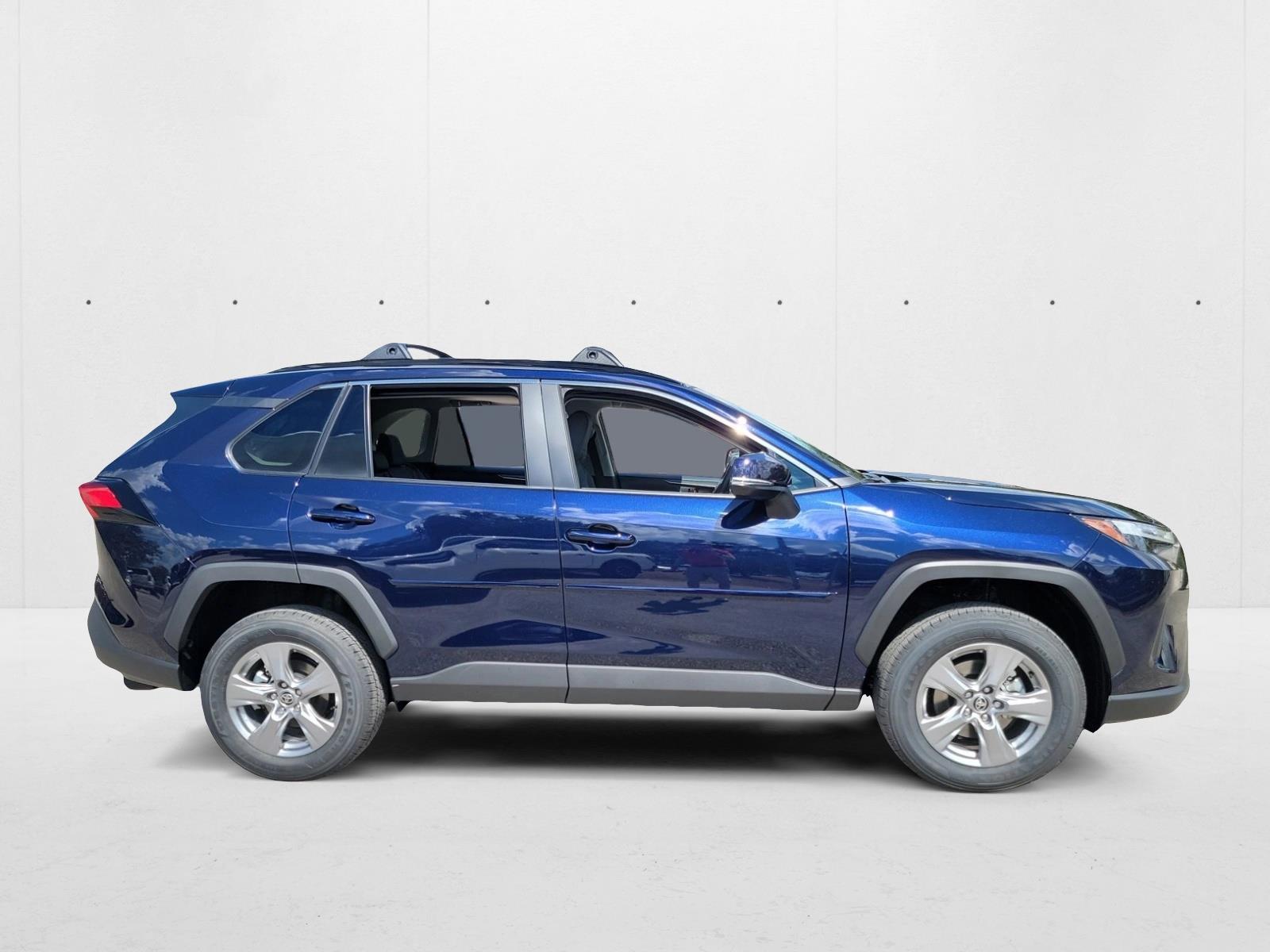 2025 Toyota RAV4 XLE photo 4