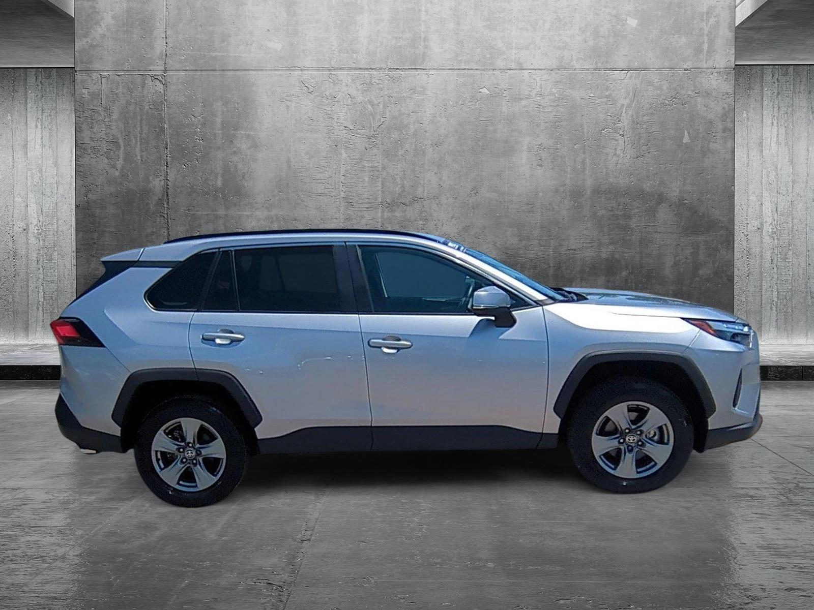 2024 Toyota RAV4 XLE photo 4