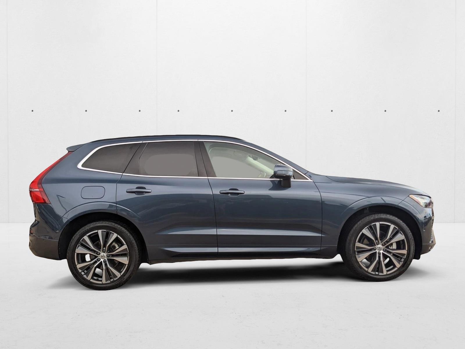 2022 Volvo XC60 B5 Momentum photo 4