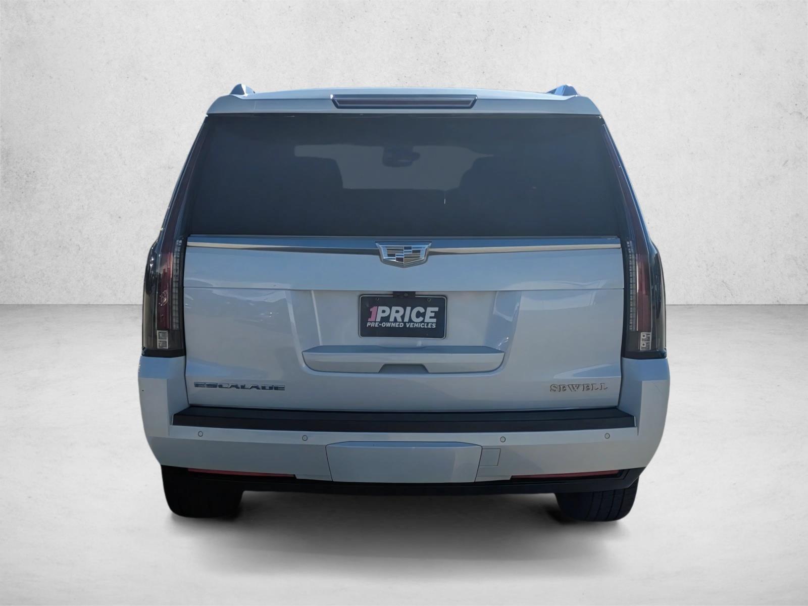 2017 Cadillac Escalade Luxury photo 4