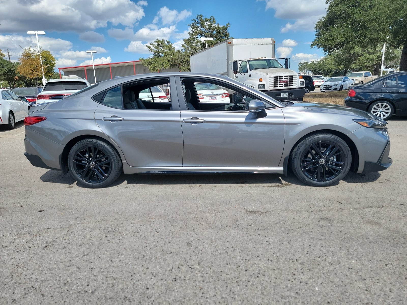 2026 Toyota Camry SE photo 4