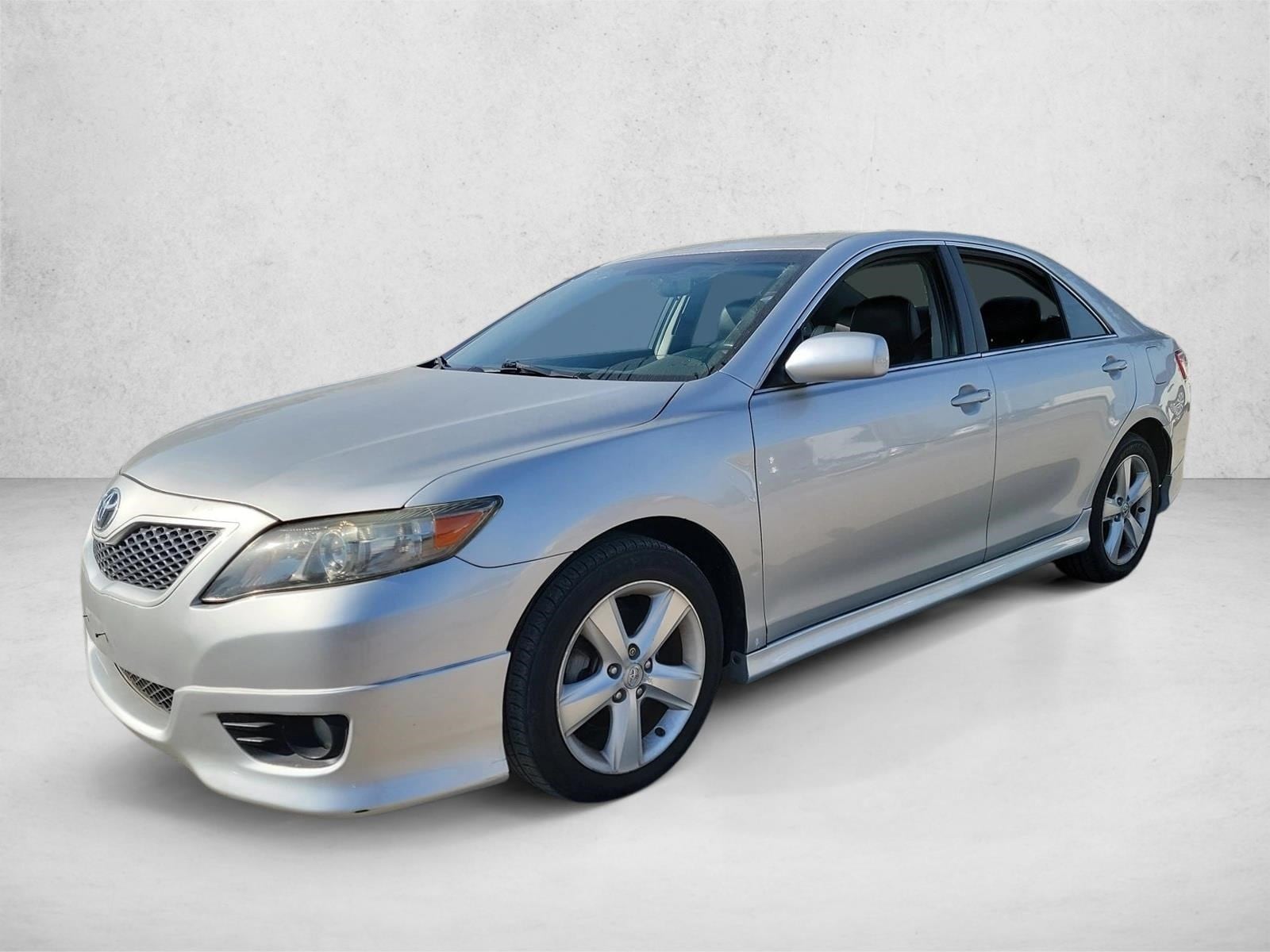 2010 Toyota Camry SE's photo