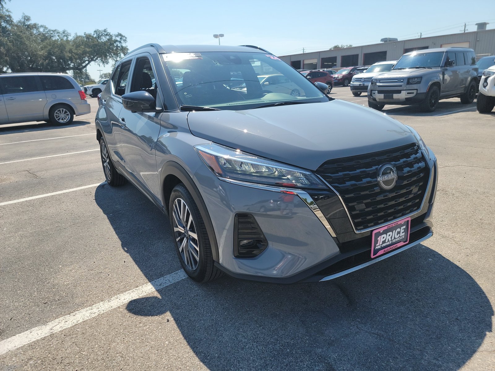 2024 Nissan Kicks SR photo 3