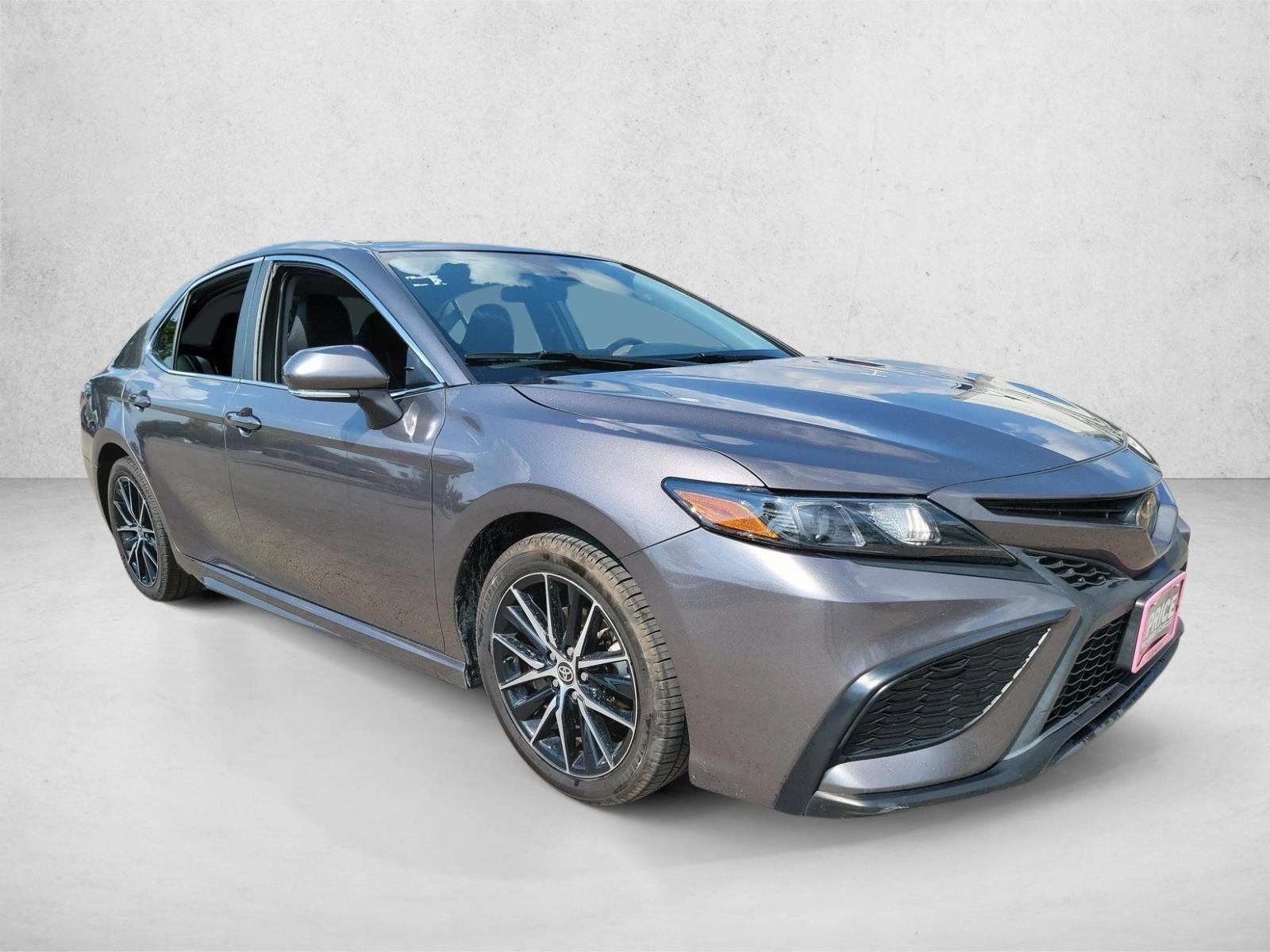 2022 Toyota Camry SE photo 3