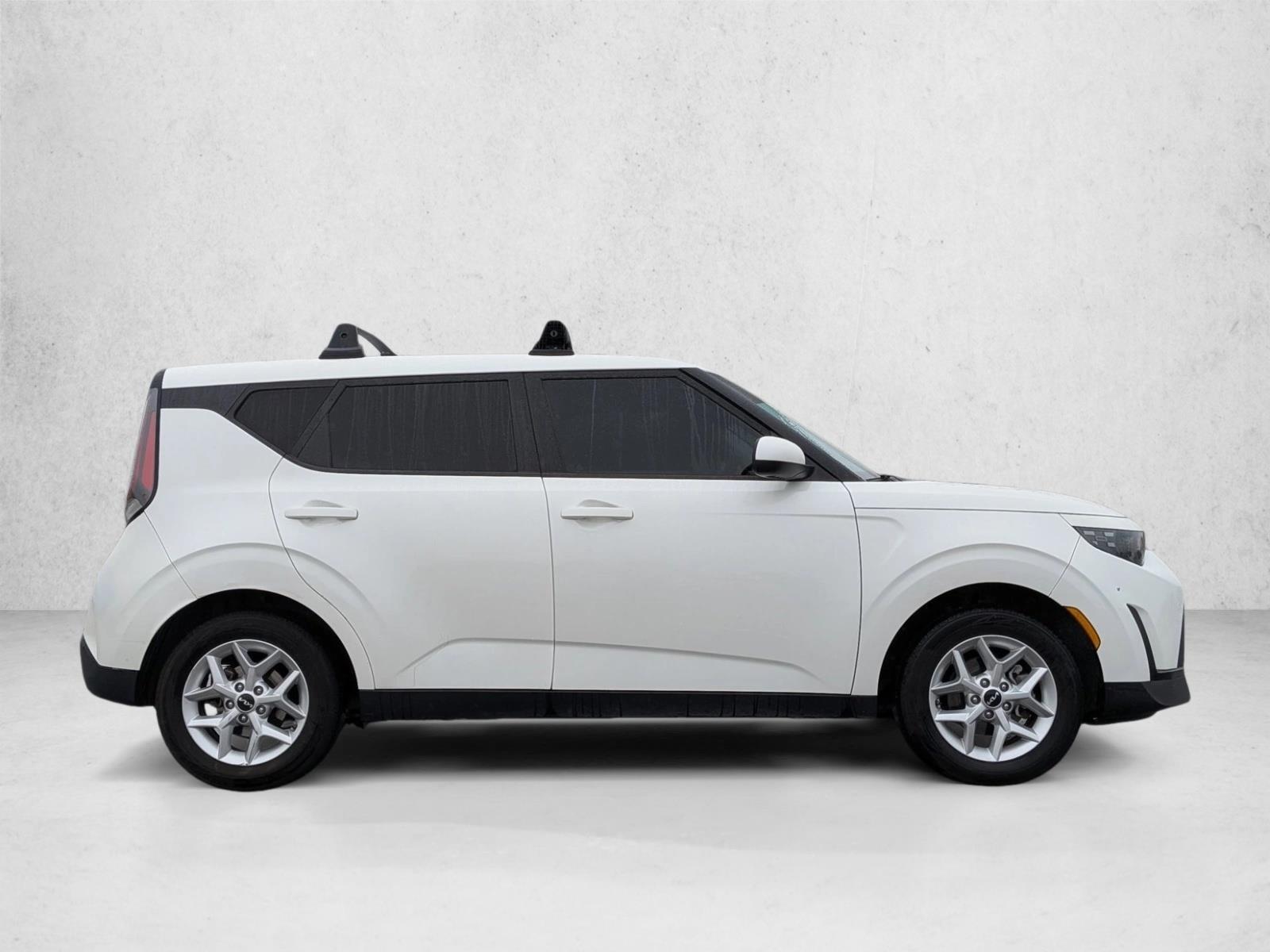 2023 Kia Soul LX photo 3