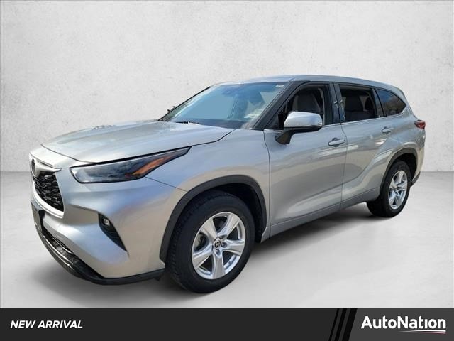 2022 Toyota Highlander LE's photo