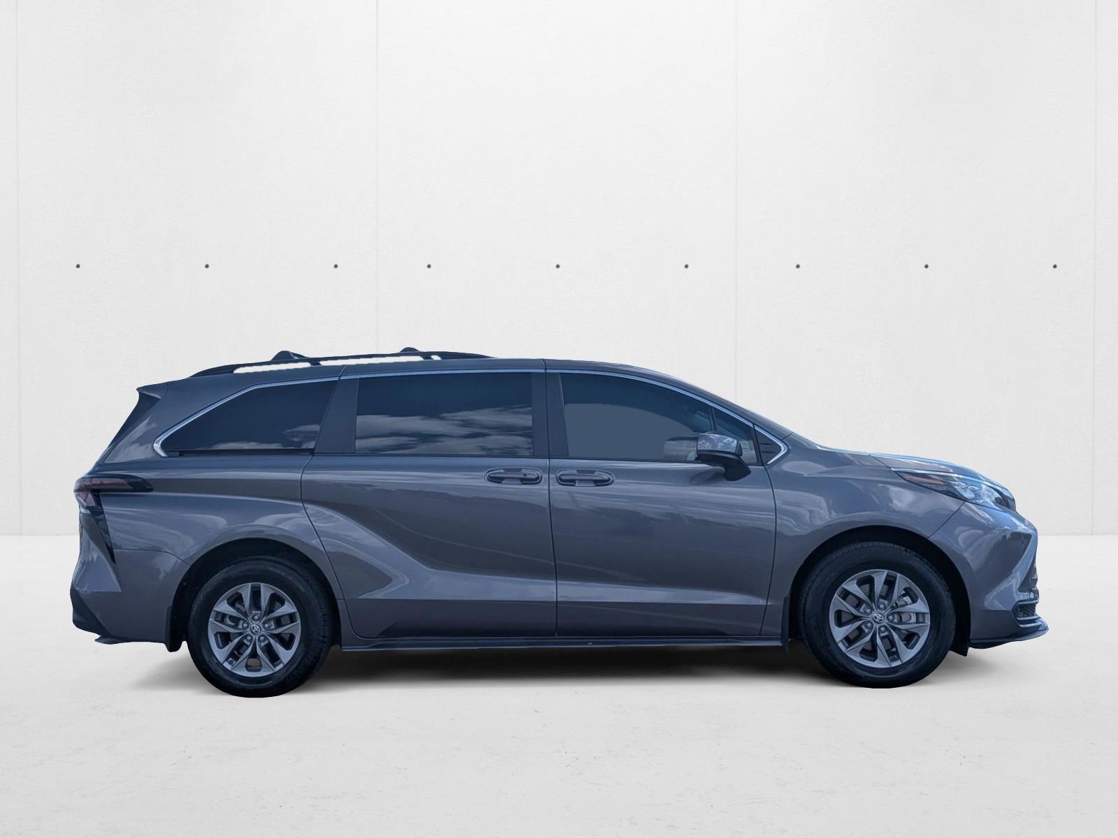 2024 Toyota Sienna LE photo 4