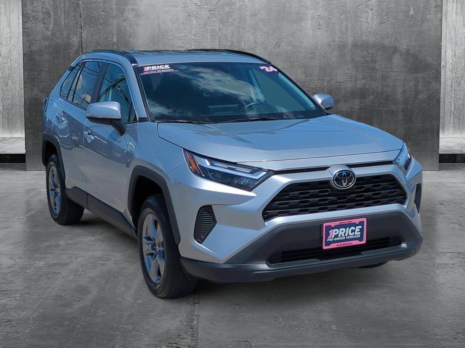 2024 Toyota RAV4 XLE photo 3