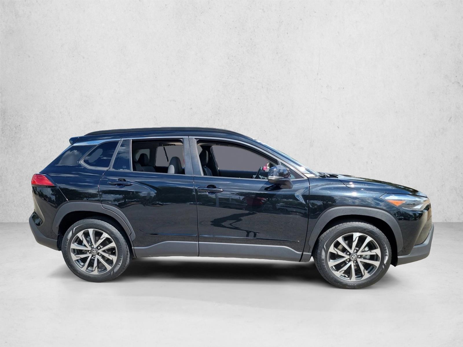 2023 Toyota Corolla Cross XLE photo 4
