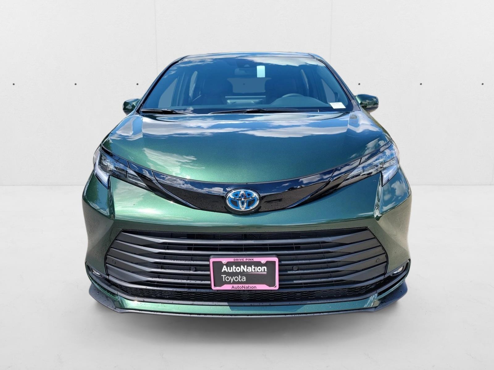 2025 Toyota Sienna Woodland Edition photo 2