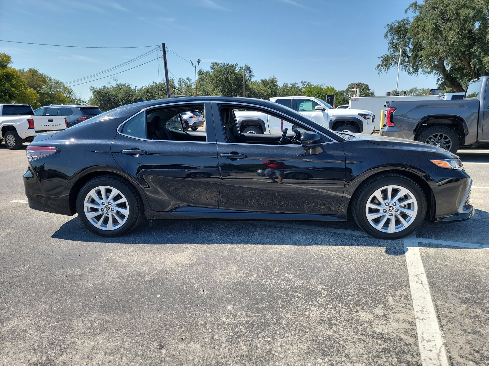 2023 Toyota Camry LE photo 3