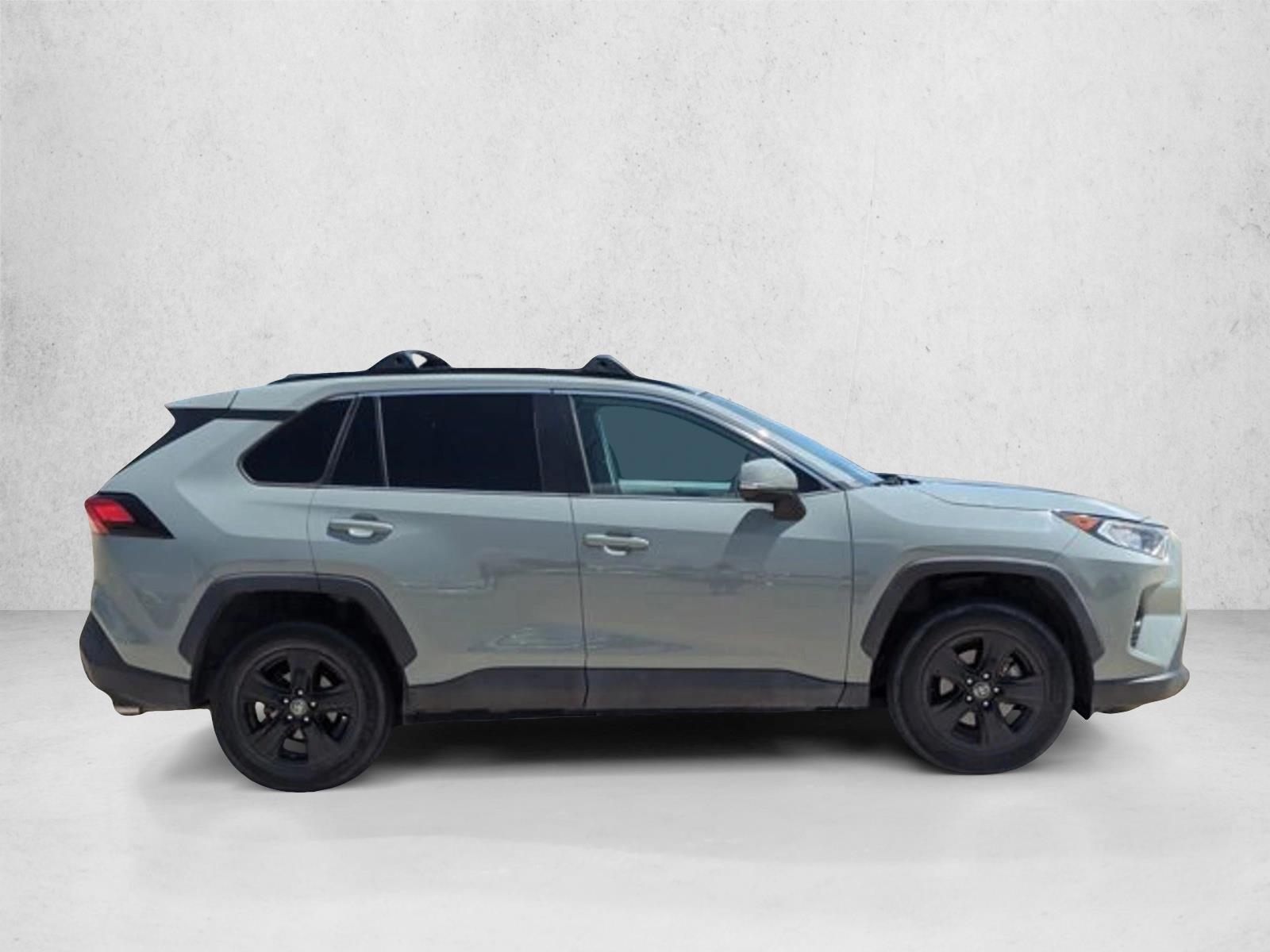 2020 Toyota RAV4 XLE photo 2