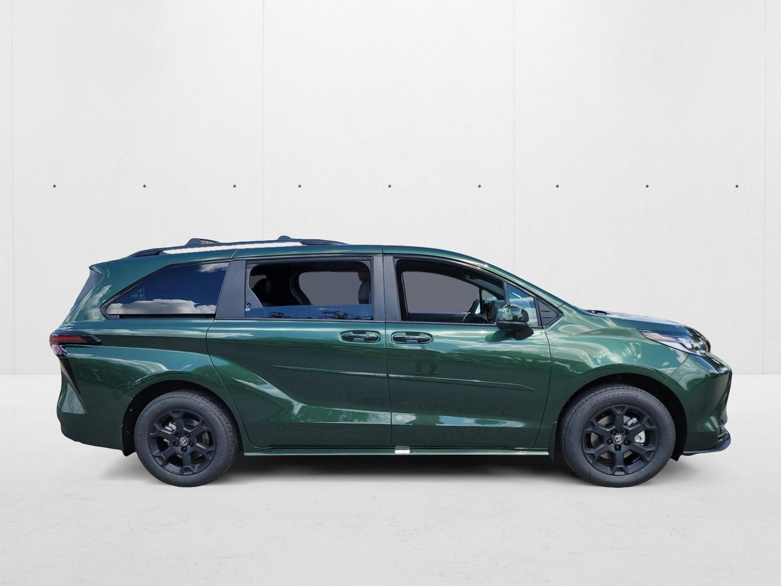 2025 Toyota Sienna Woodland Edition photo 4