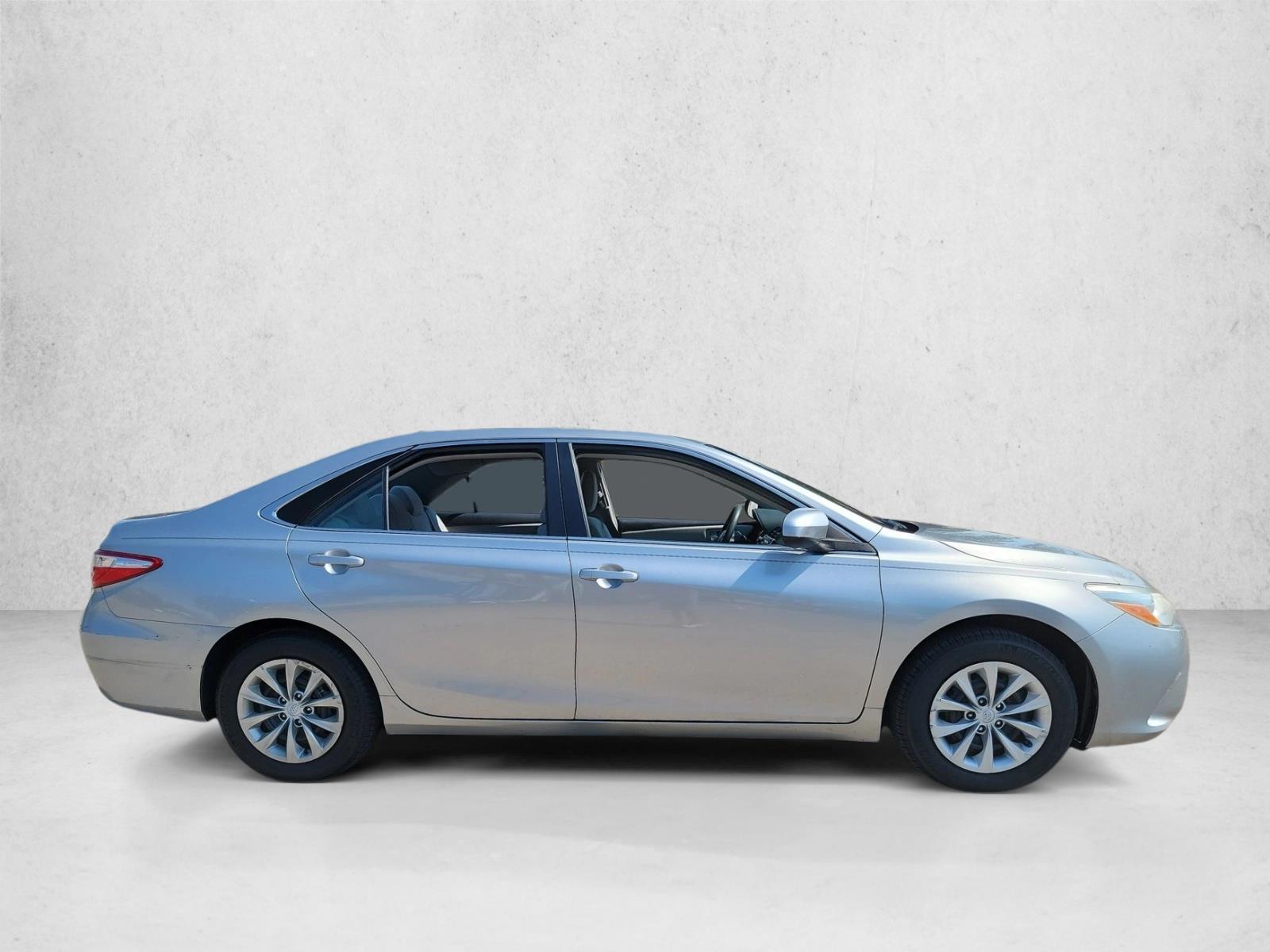 2017 Toyota Camry LE photo 4