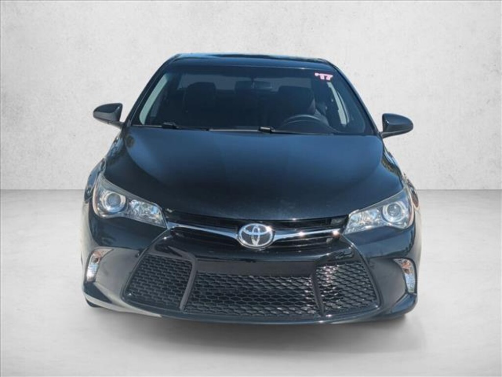 Used 2017 Toyota Camry SE Sedan