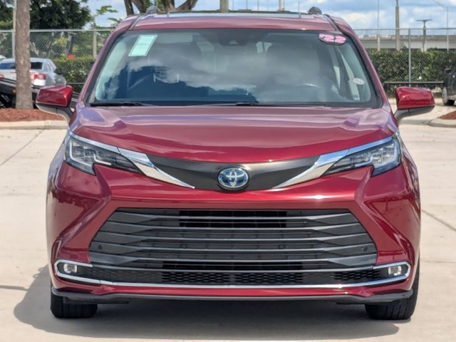 2022 Toyota Sienna XLE photo 2