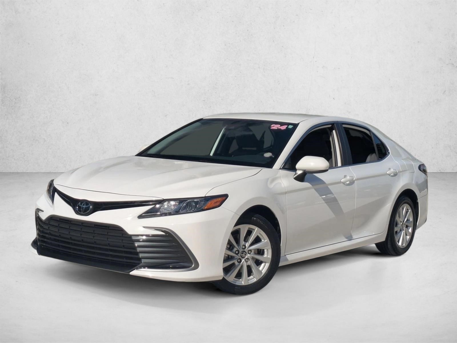 2024 Toyota Camry LE's photo