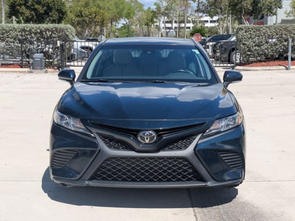 Used 2018 Toyota Camry SE Sedan