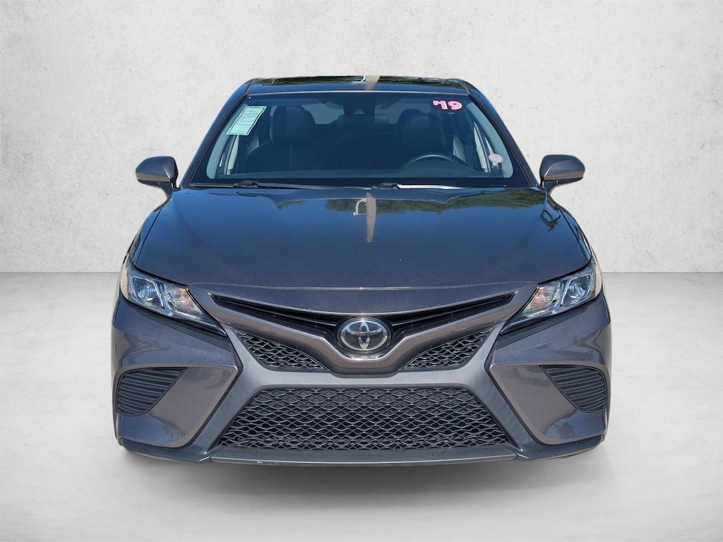 Used 2019 Toyota Camry SE Sedan