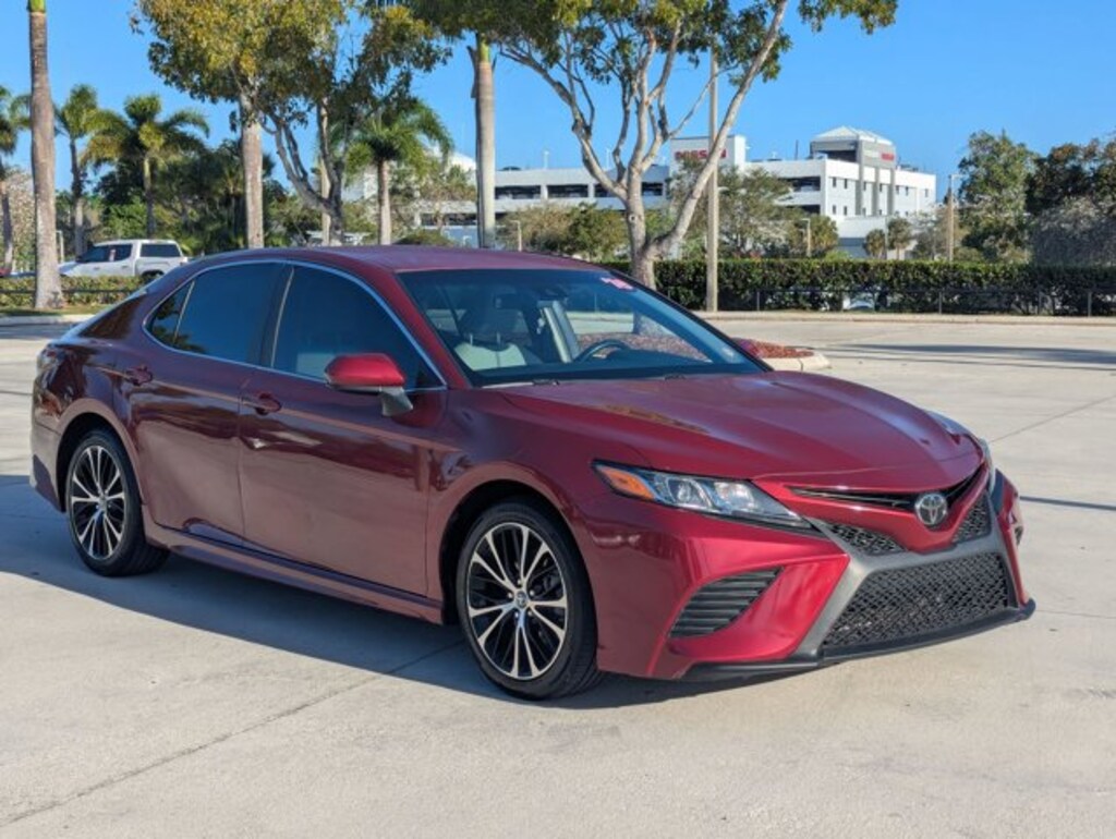 Used 2018 Toyota Camry SE Sedan